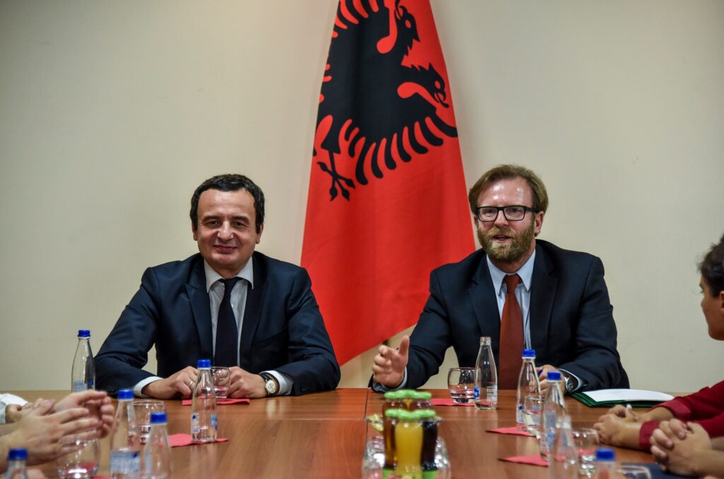 Abazi-Stili-i-vetem-qe-ka-Kurti-eshte-viktimizimi-Insajderi.org_