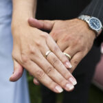 EHERING, EHERINGE, RING, RINGEN, BRAUT, BRAEUTIGAM, BRAUTPAAR, HOCHZEITSPAAR, HOCHZEIT, HEIRAT, EHESCHLIESSUNG, HEIRATEN, HAND, HAENDE, UHR, ARMBANDUHR, ARMBANDUHREN,