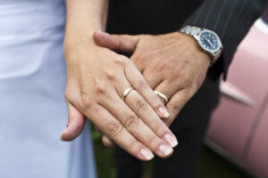 EHERING, EHERINGE, RING, RINGEN, BRAUT, BRAEUTIGAM, BRAUTPAAR, HOCHZEITSPAAR, HOCHZEIT, HEIRAT, EHESCHLIESSUNG, HEIRATEN, HAND, HAENDE, UHR, ARMBANDUHR, ARMBANDUHREN,